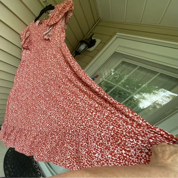 VGUC Old Navy Sz-L(M) Red & White Floral Layers, Ruffled Sleeves, Gathered Chest - Picture 16 of 16